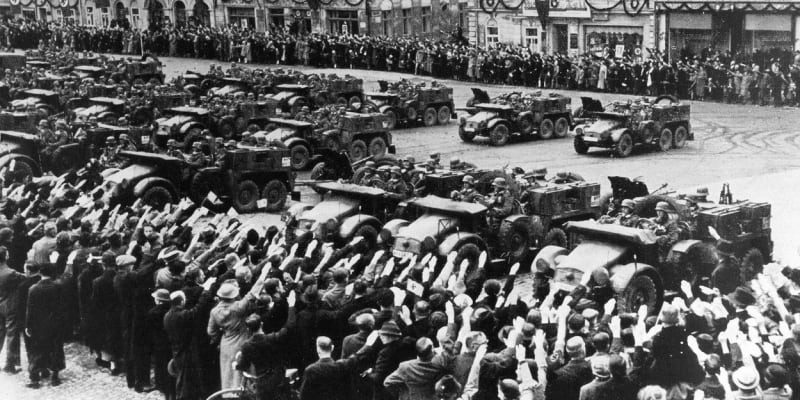 Německá armáda na náměstí ve Šluknově 2. října 1938
