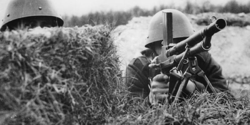 Českoslovenští vojáci s lehkým kulometem v době sudetské krize v září 1938