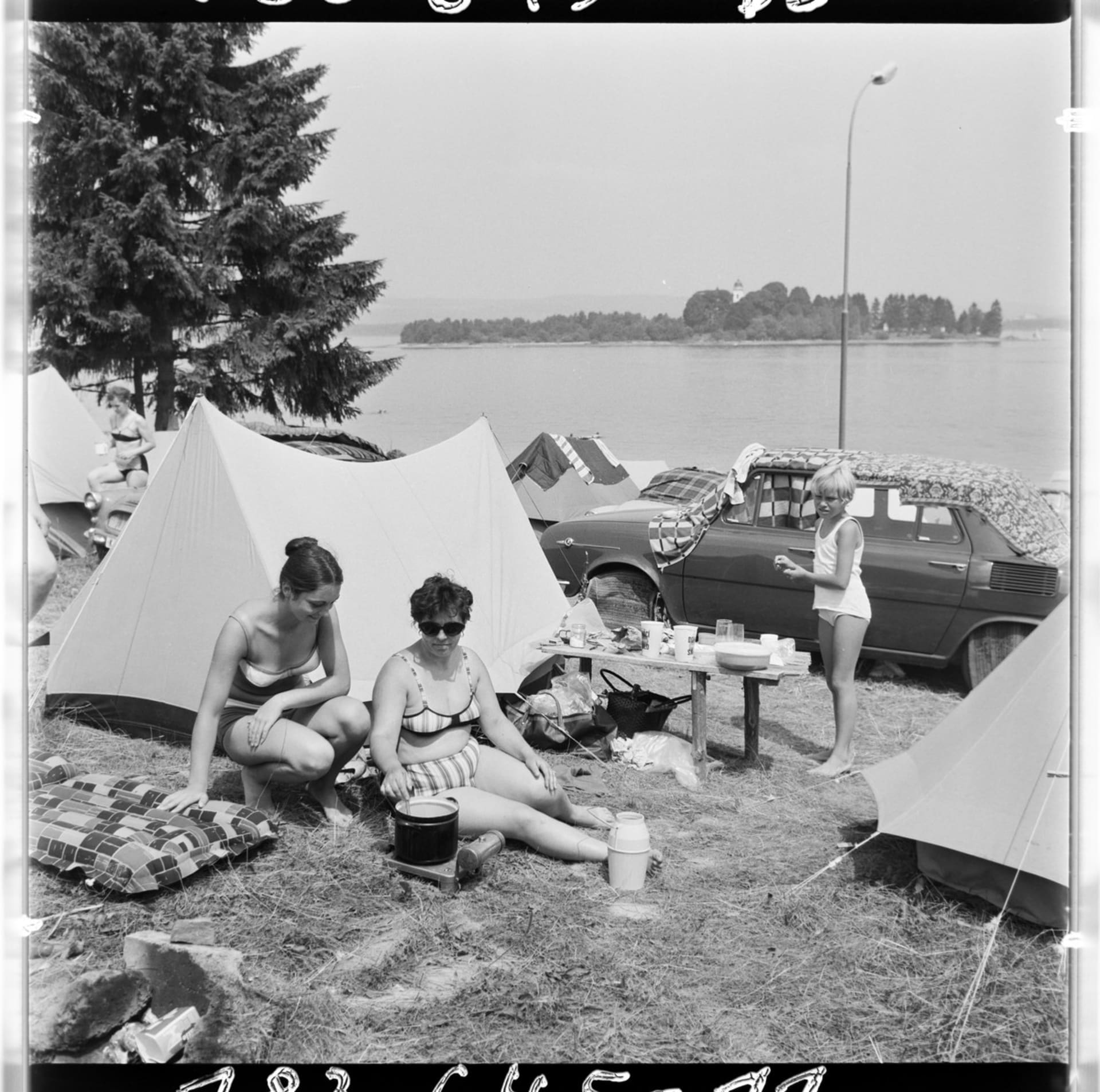 Zavedením volných sobot v září 1968 se najednou rodinám vyplatil i víkend někde u přehrady. Na snímku autokemp u vodní nádrže Orava, fotografie ČTK z roku 1971