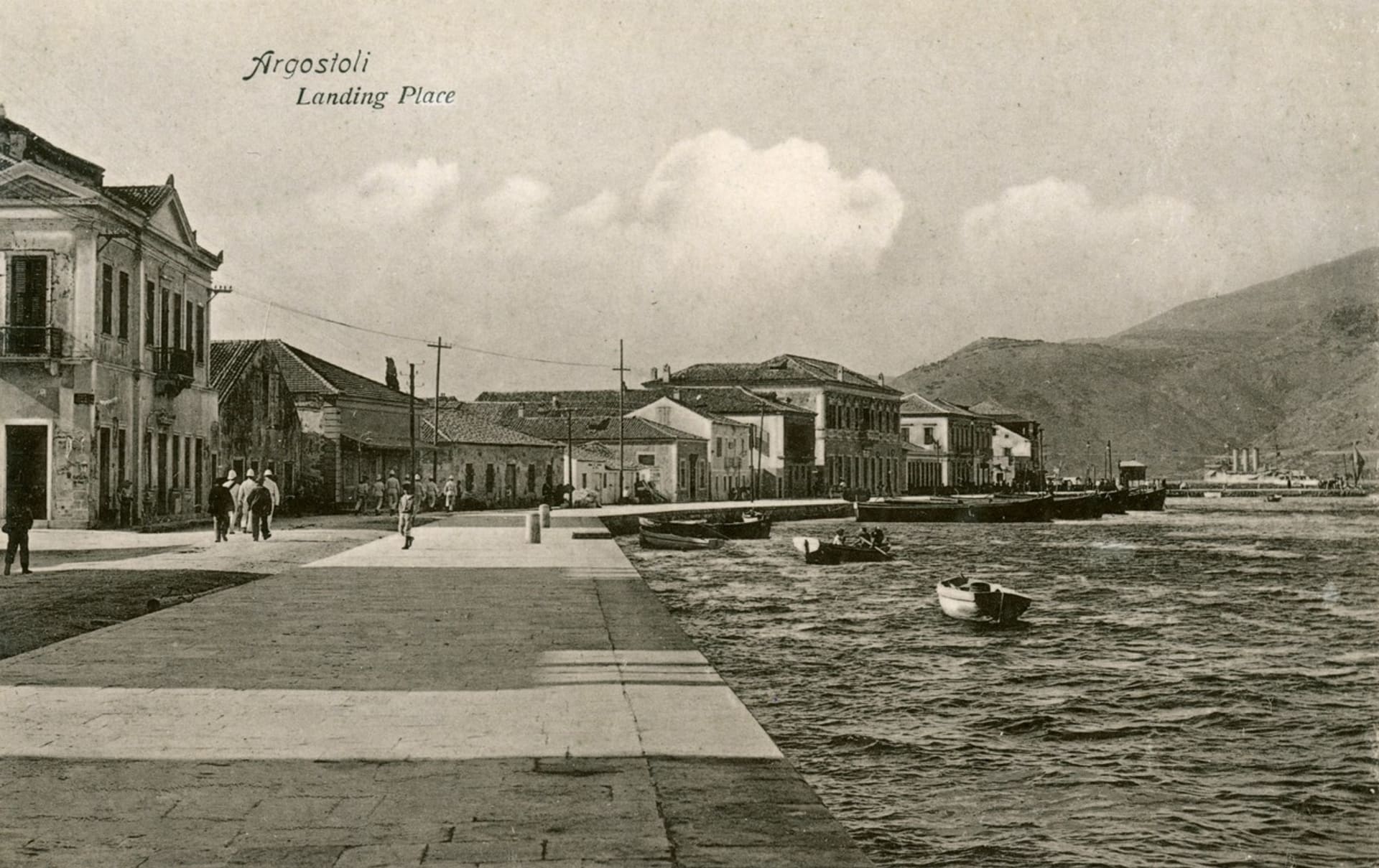 Přístaviště v Argostoli na Kefalonii bylo v bojích s Němci takřka zničeno (snímek z roku 1910)