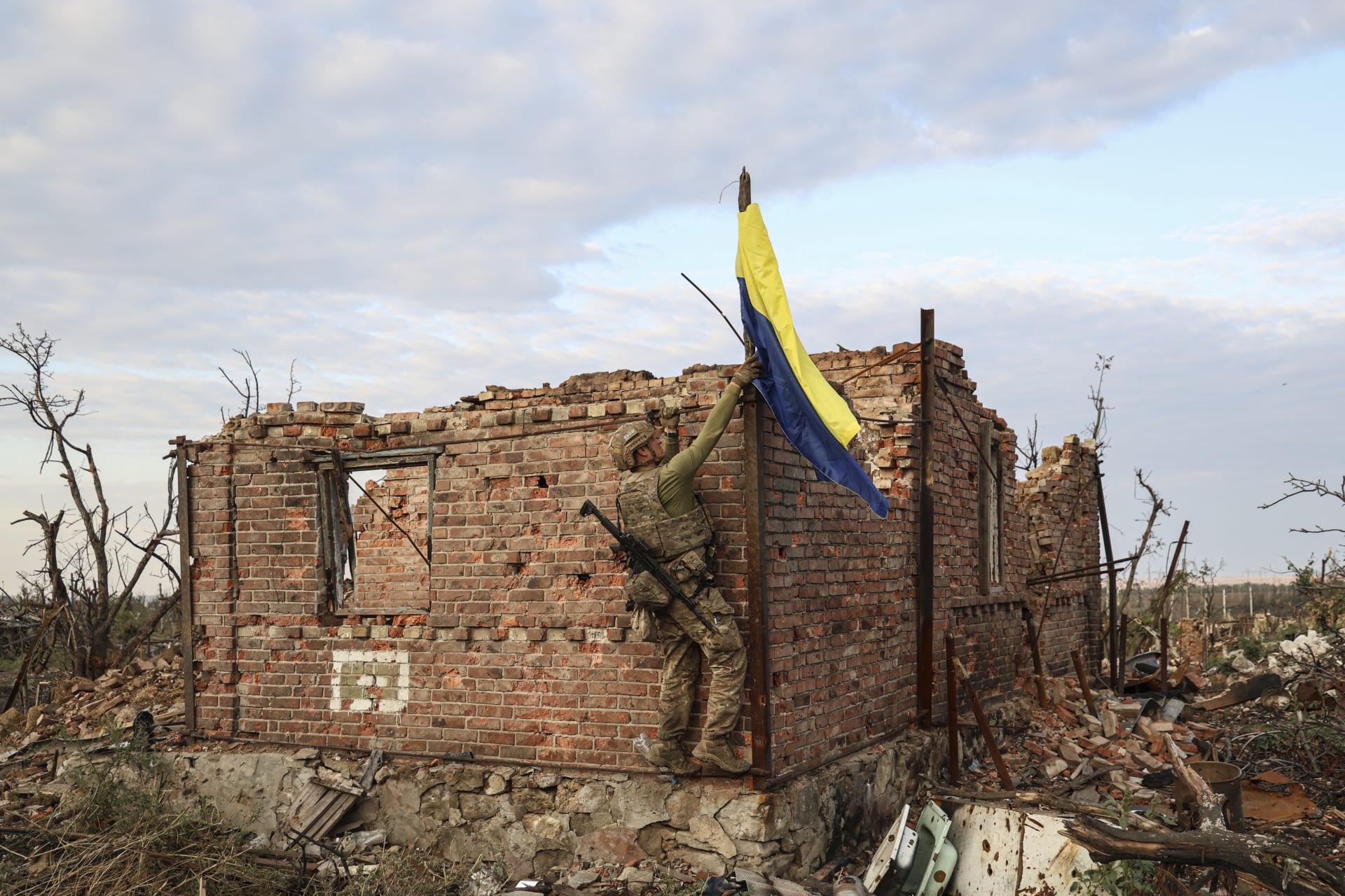 Ukrajinští vojáci z 3. útočné brigády vztyčili vlajku na troskách vesnice Andrijivka