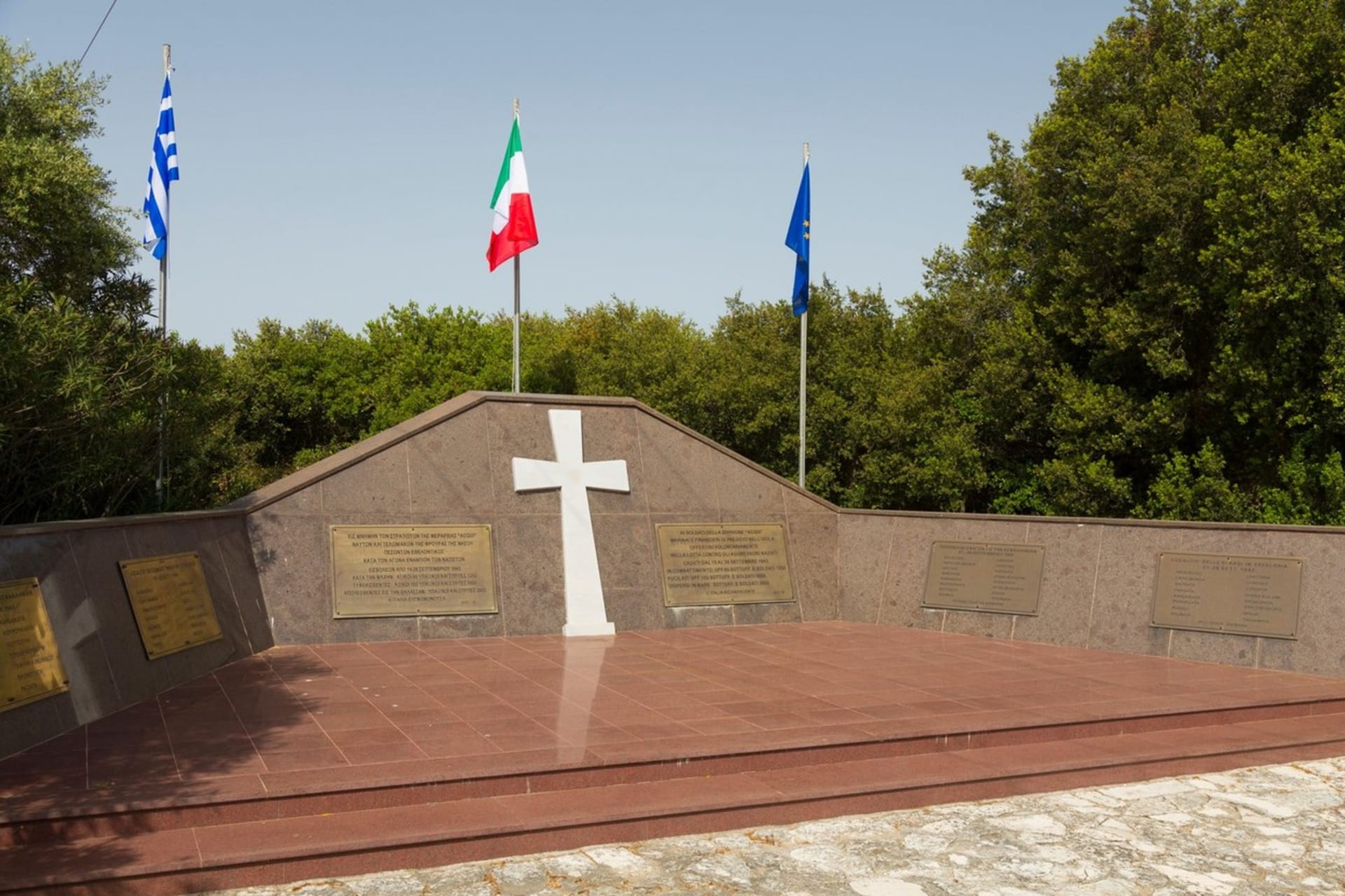 Památník masakru italských vojáků na Kefalonii