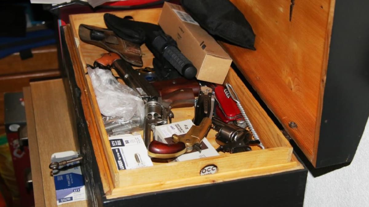 Policisté zajistili řadu zbraní i vysoký obnos v hotovosti.