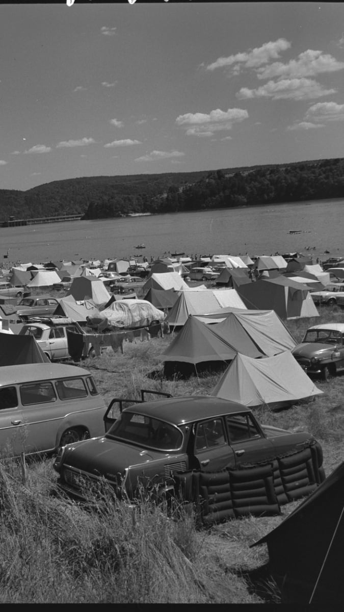 Zavedením volných sobot v září 1968 se najednou rodinám vyplatil i víkend někde u přehrady. Vranovská přehrada, snímek autokempu z roku 1971