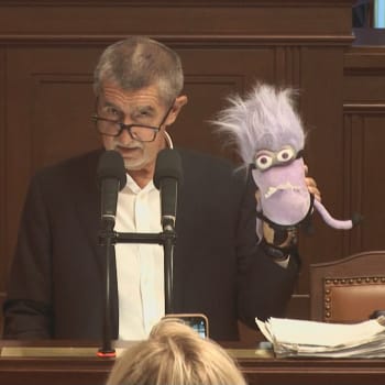 Předseda hnutí ANO Andrej Babiš ukázal „fialového Mimoně“ ve Sněmovně.
