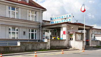 Lékaři z Bulovky odmítli sloužit přesčasy. Okolní nemocnice se mají připravit na nápor pacientů