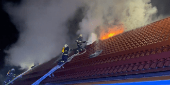 Velký požár domu na Jablonecku. Tři lidé utrpěli zranění, na místě zasahovalo 16 jednotek