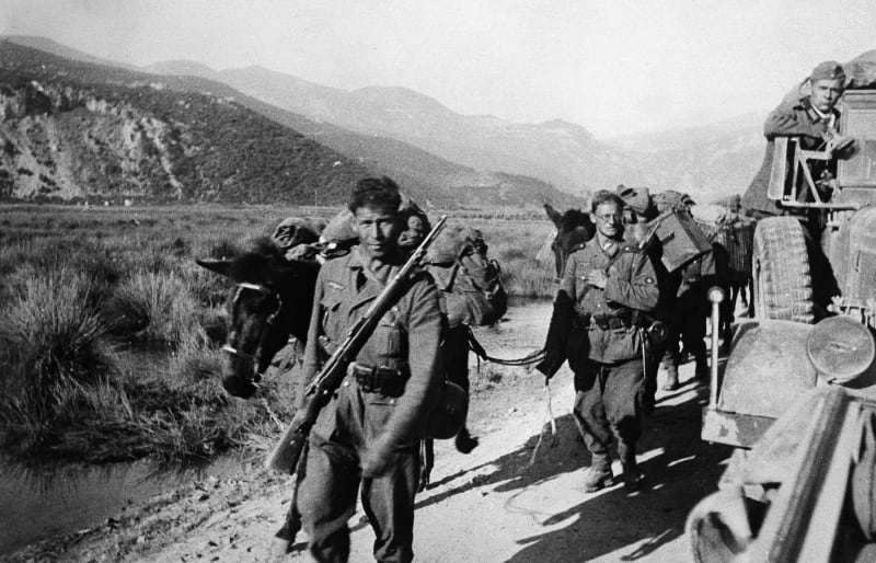 Němečtí horští myslivci při obsazování Řecka procházejí 24. dubna 194 Thermopylským průsmykem