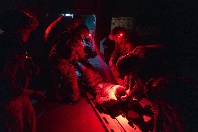 Vojenští lékaři ošetřují ukrajinského vojáka zraněného během bojů o Andrijivku