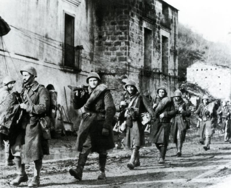 Italští vojácí po podpisu příměří 8. září 1943