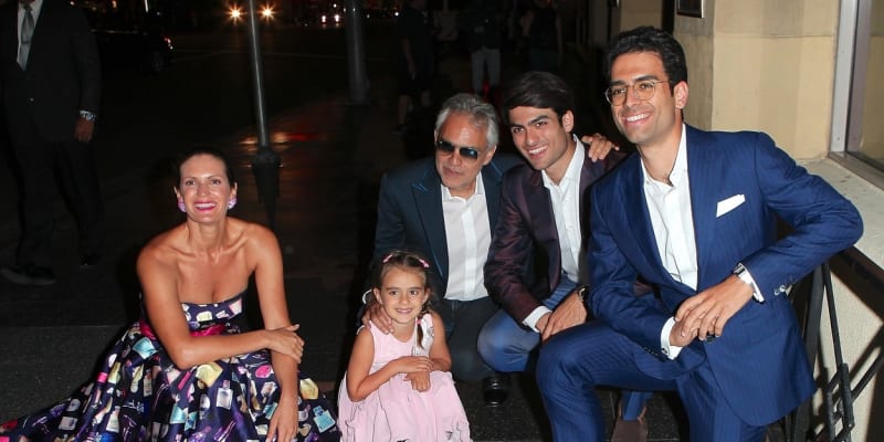 Andrea Bocelli s rodinou během odhalení jeho hvězdy na Chodníku slávy v Hollywoodu (2018).