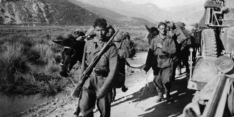 Němečtí horští myslivci při obsazování Řecka procházejí 24. dubna 194 Thermopylským průsmykem