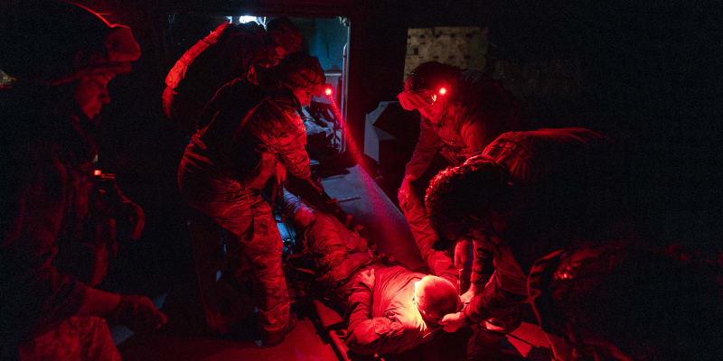 Vojenští lékaři ošetřují ukrajinského vojáka zraněného během bojů o Andrijivku.