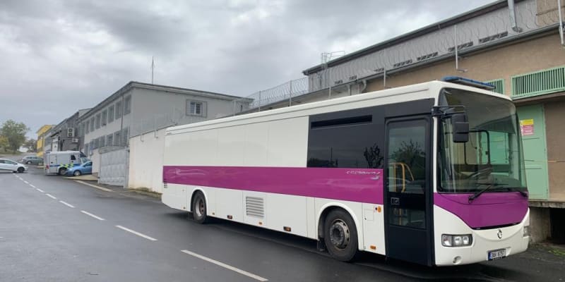 Autobus u věznice v Bělušicích