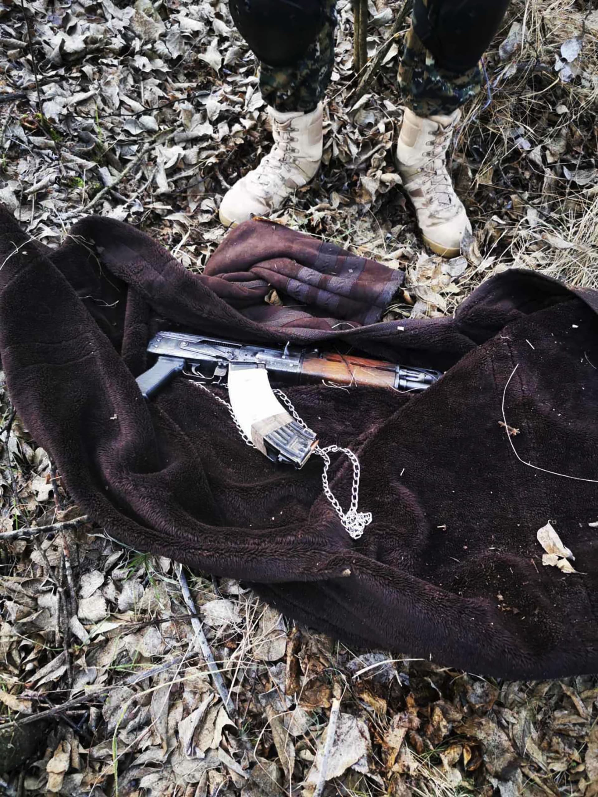 Zbraň zabavená srbskými policisty migrantům u hraničního přechodu Horgoš