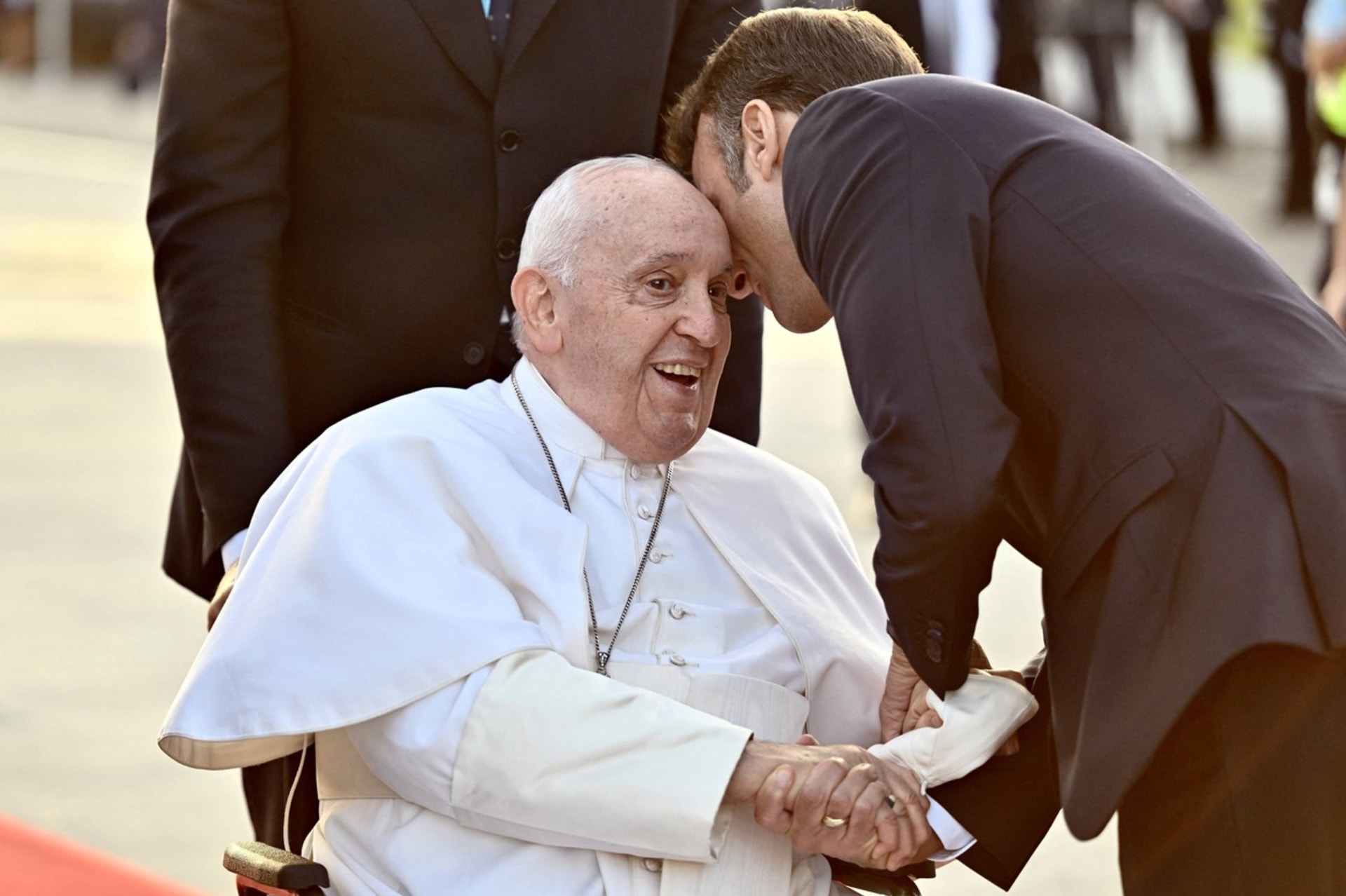 Papež František a francouzský prezident Emmanuel Macron