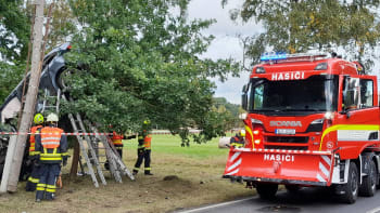 Děsivá nehoda na Liberecku. Auto skončilo na stromě, do akce musel vrtulník