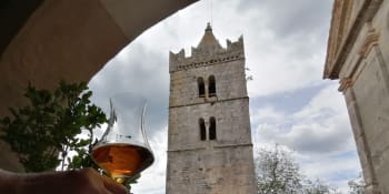 REPORTÁŽ: V nejmenším městě na světě pijí brandy se jmelím a trochu se bojí přívalu turistů