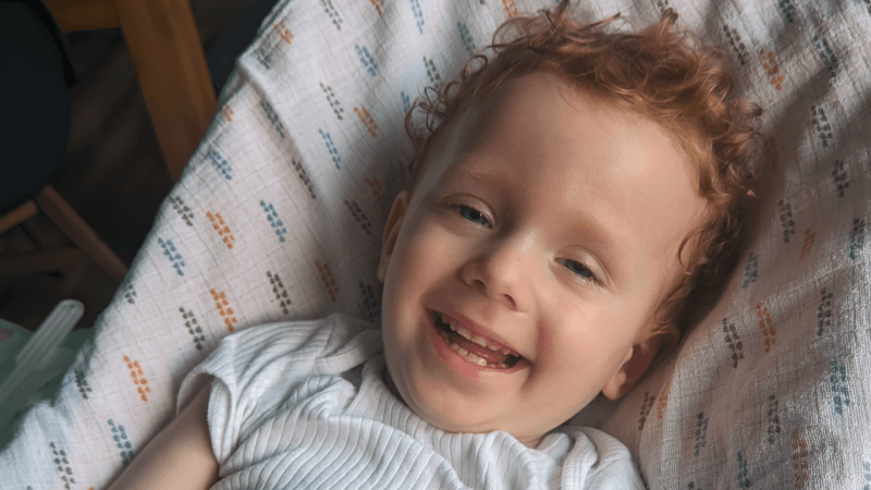 Dvouletý Martínek trpí vzácným syndromem AADC, na léčbu potřeboval vybrat 100 milionů korun. To se nakonec podařilo.