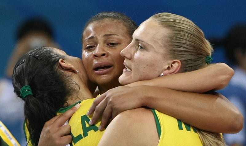 Olympijská vítězka a podpora brazilské volejbalové reprezentace – Walewska Oliveirová (uprostřed) – zemřela ve věku 43 let.