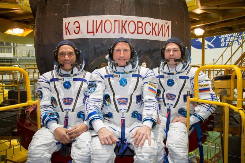 Rubio a dva ruští astronauti před odletem na ISS