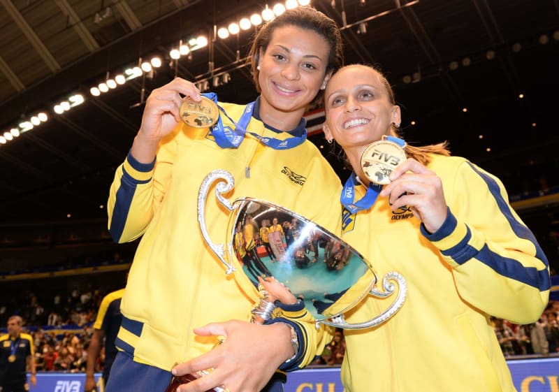 Olympijská vítězka a podpora brazilské volejbalové reprezentace – Walewska Oliveirová (vlevo) – zemřela ve věku 43 let.