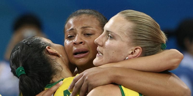 Olympijská vítězka a podpora brazilské volejbalové reprezentace – Walewska Oliveirová (uprostřed) – zemřela ve věku 43 let.