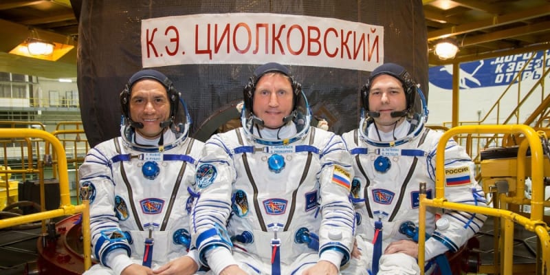 Rubio a dva ruští astronauti před odletem na ISS