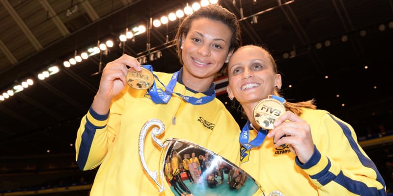 Olympijská vítězka a podpora brazilské volejbalové reprezentace – Walewska Oliveirová (vlevo) – zemřela ve věku 43 let.