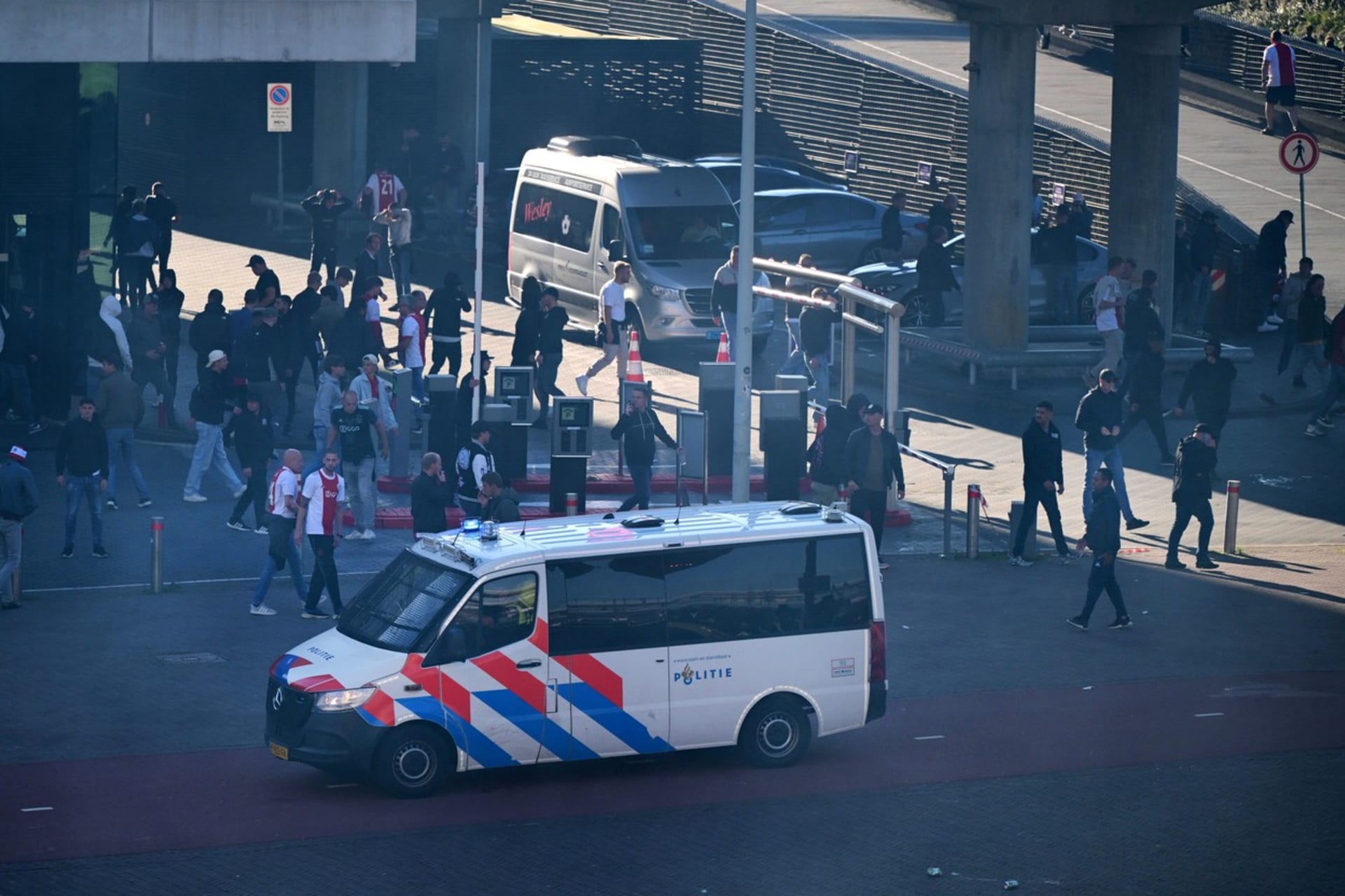 Kvůli chování fanoušků se v nizozemské fotbalové lize nedohrál šlágr 6. kola mezi domácím Ajaxem Amsterodam a Feyenoordem Rotterdam. 