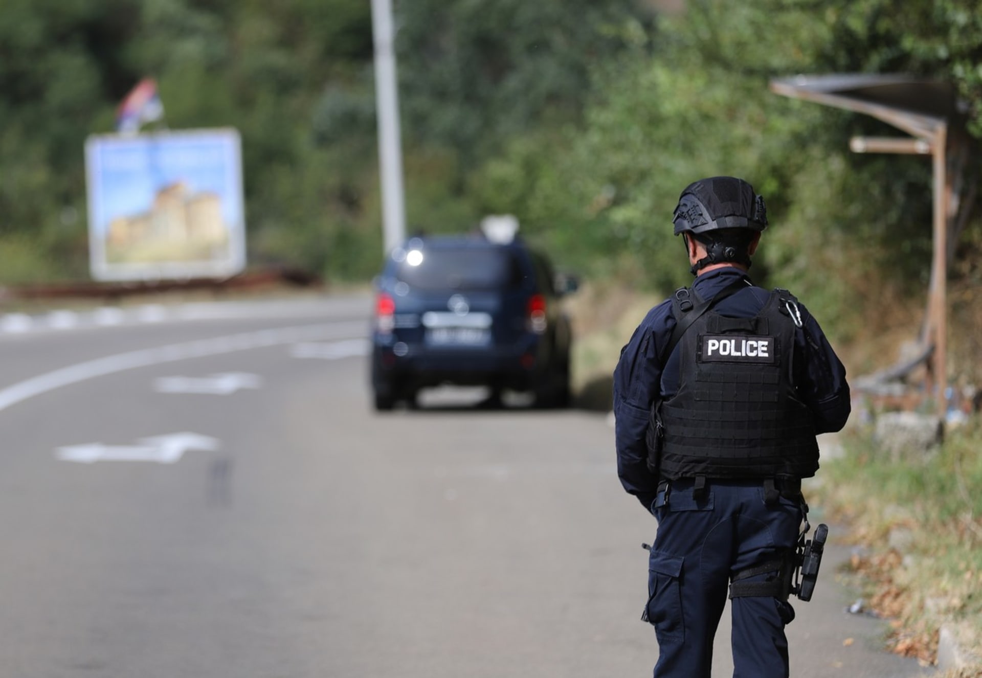 Kosovští policisté u vjezdu do obce Banjska, kde mají být obklíčení ozbrojenci