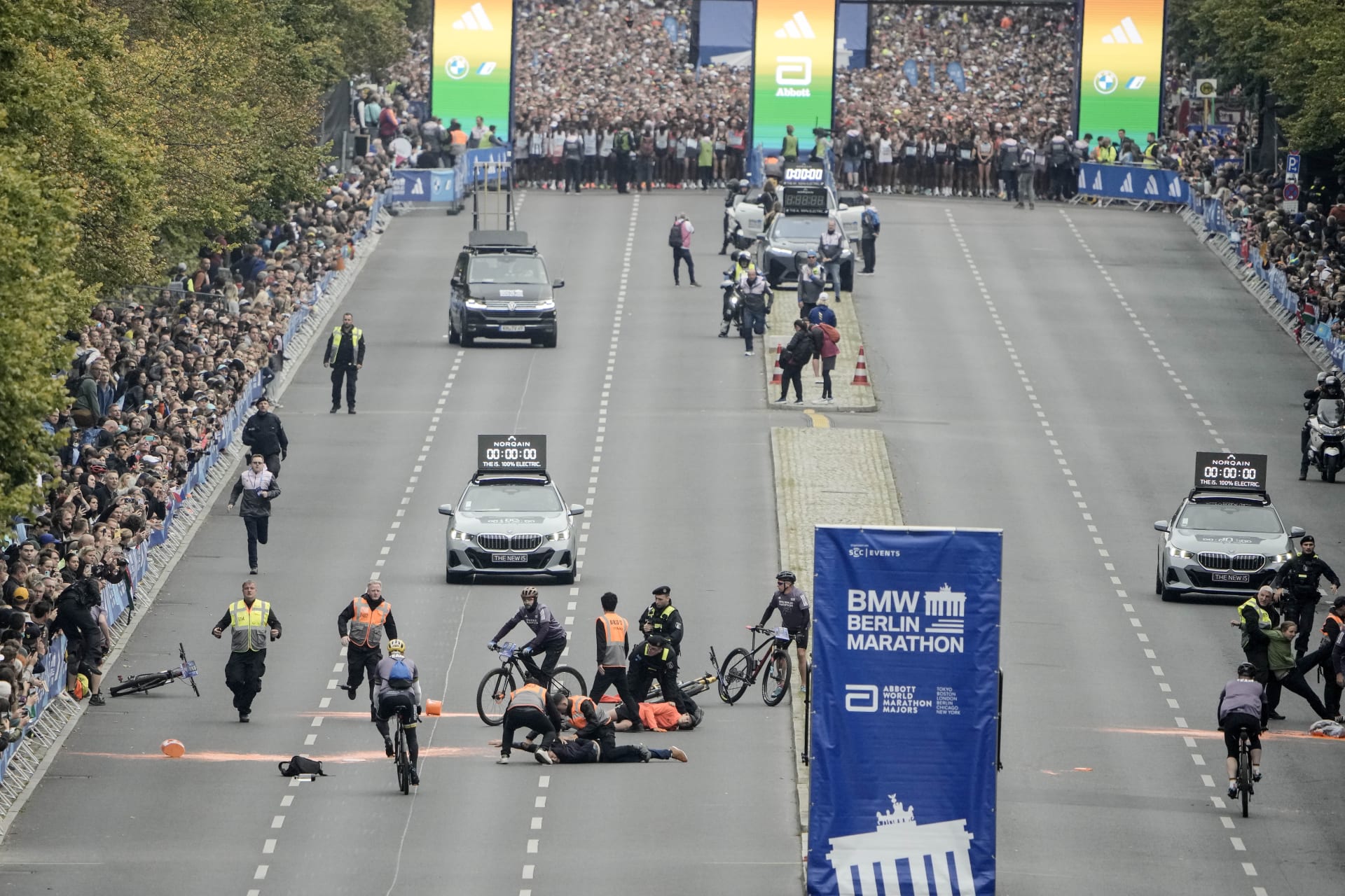 Aktivisté z hnutí Poslední generace na berlínském maratonu 2023