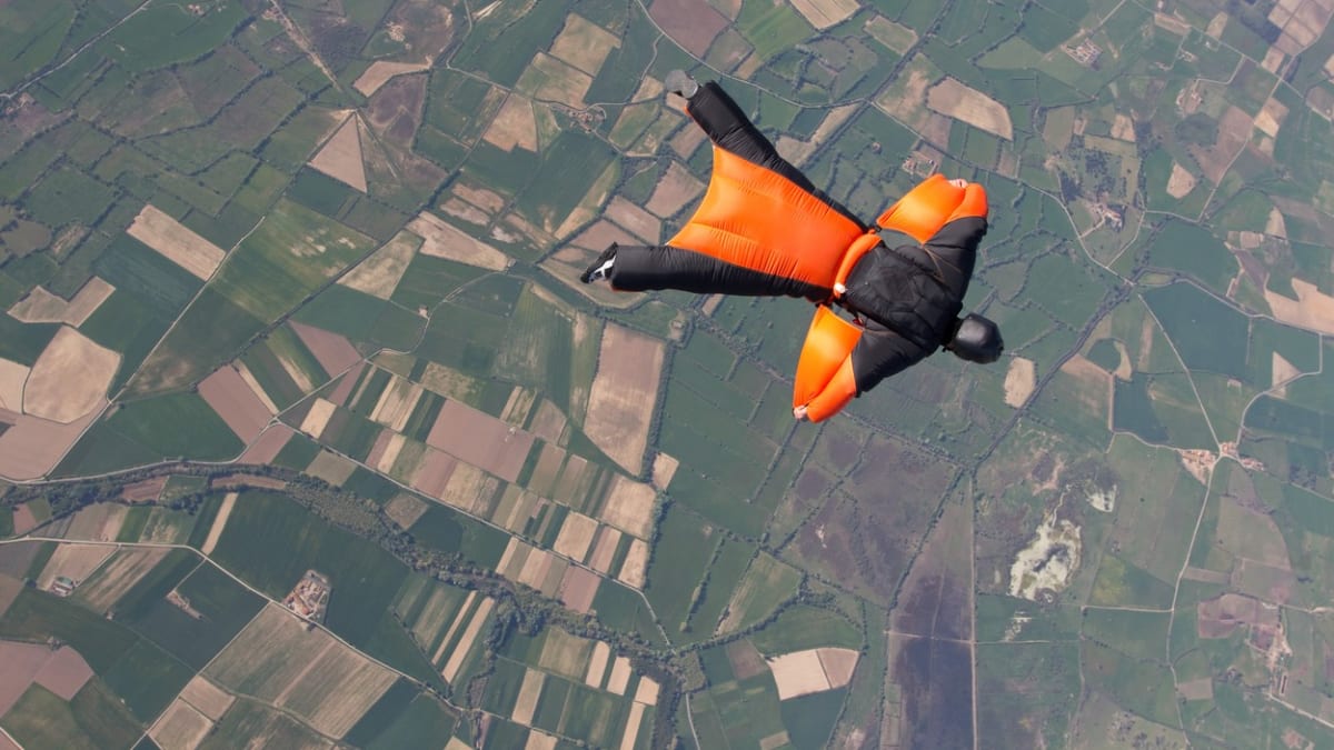 Wingsuit parašutista přišel chvíli po skoku z letadlo o hlavu. Setlo mu jí křídlo stroje.