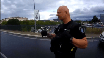 Dramatické video ze záchrany sebevraha v Mostě: Muž hrozil skokem, policistům pomohla lest