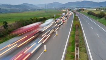 Dopravní kolaps na D5. Hromadná nehoda osmi aut zastavila provoz směrem na Prahu