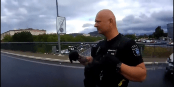 Dramatické video ze záchrany sebevraha v Mostě: Muž hrozil skokem, policistům pomohla lest