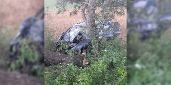 Těžká nehoda na Rožňavsku: Řidič vyletěl za silnice a vrazil do stromu, neměl šanci přežít