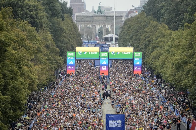 Aktivisté z hnutí Poslední generace na berlínském maratonu 2023