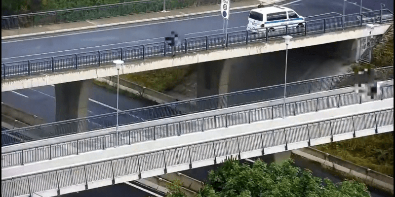 Záchranná akce muže, který chtěl skočit z mostu, skončila úspěchem.