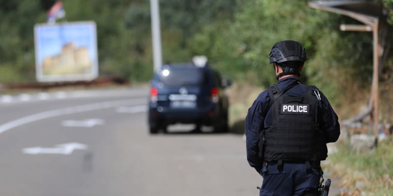 Kosovští policisté u vjezdu do obce Banjska, kde mají být obklíčení ozbrojenci