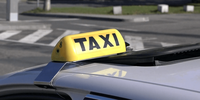 Taxikář ve Zlíně začal ujíždět i se zákazníkem. Jak se ukázalo, řidič neměl licenci.