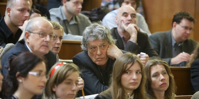 Andrej Piontkovskij (vlevo) ve velké aule Filozofické fakulty Univerzity Karlovy, kde se v roce 2000 konalo diskuzní shromáždění v rámci Fora 2000