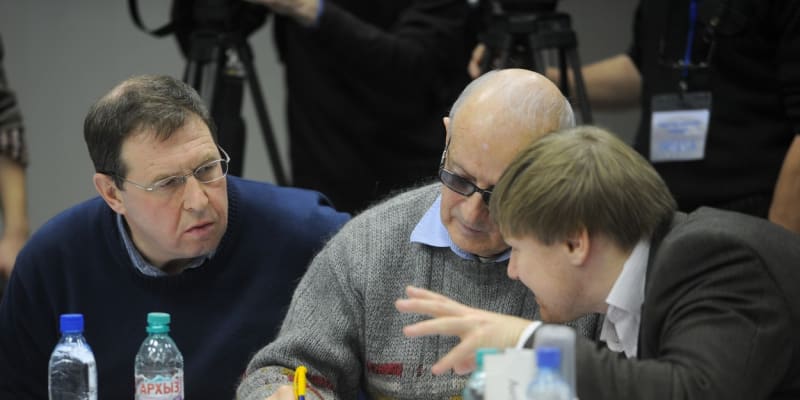 Andrej Piontkovskij (uprostřed) na setkání ruské opozice v Moskvě v roce 2012