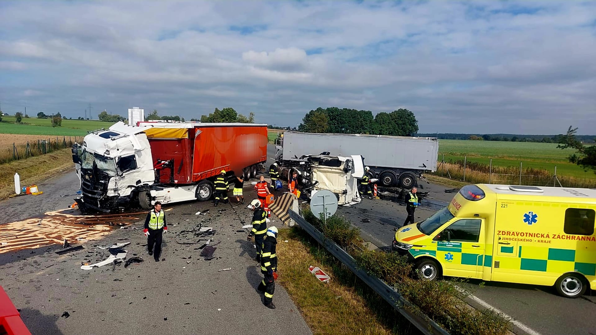 Vážnou dopravní nehodu řeší HZS Jihočeského kraje na dálnici D3 u zúžení u Tábora. Při střetu dvou kamiónů byl zraněn řidič jednoho z vozů