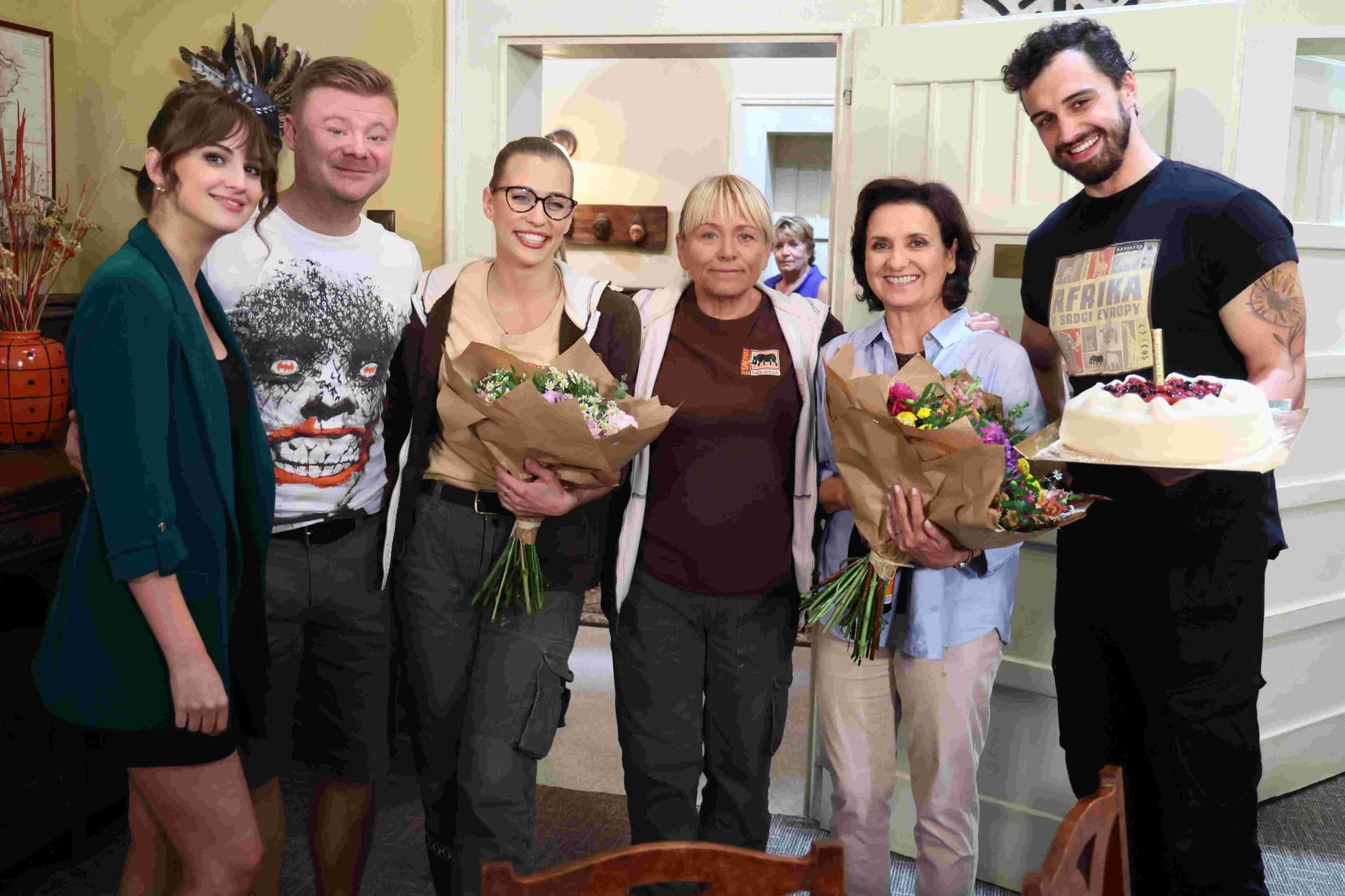 Veronika Freimanová, představitelka ředitelky Marie Roklové v seriálu ZOO, oslavila narozeniny s kolegy na place.