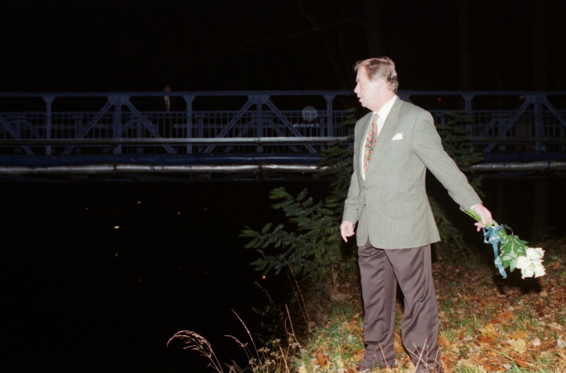 Bývalý prezident Václav Havel vhodil za zesnulého Roma do řeky kytici bílých růží.