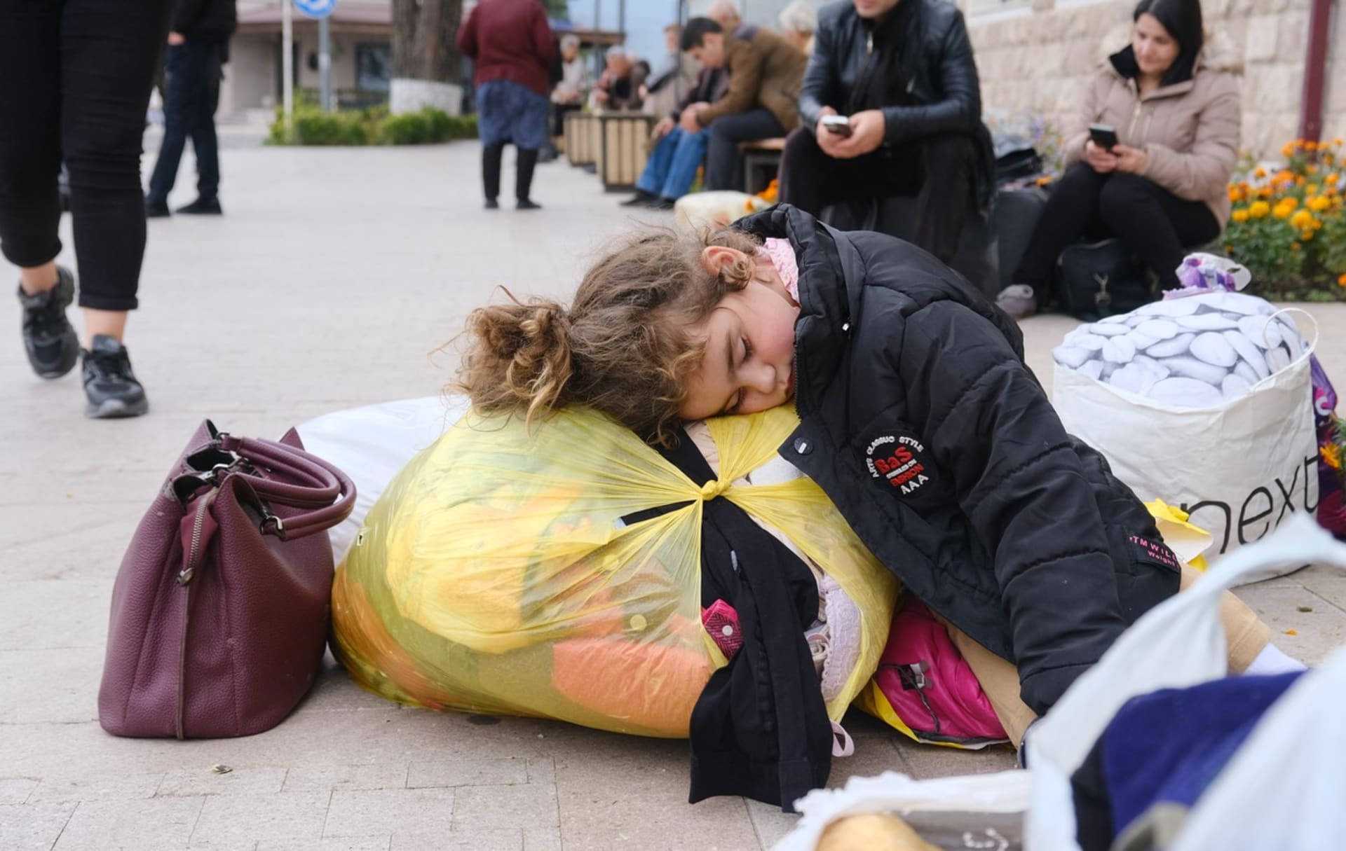 Dívka spí na ulici ve Stěpanakertu, 25. září 2023. Etničtí arménští uprchlíci začali opouštět Náhorní Karabach 24. září 2023 poprvé od chvíle, kdy Ázerbájdžán zahájil ofenzívu, jejímž cílem je ovládnout odtržené území a možná ukončit tři desetiletí trvající konflikt.
