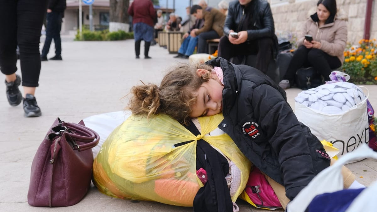 Dívka spí na ulici ve Stěpanakertu, 25. září 2023. Etničtí arménští uprchlíci začali opouštět Náhorní Karabach 24. září 2023 poprvé od chvíle, kdy Ázerbájdžán zahájil ofenzívu, jejímž cílem je ovládnout odtržené území a možná ukončit tři desetiletí trvající konflikt.