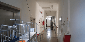 Muž vytrhal ze zdí nemocnice v Brně desítky metrů kabelů. Nejspíše byl pod vlivem drog
