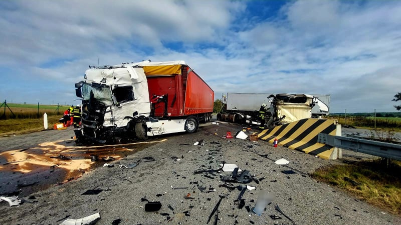 Vážnou dopravní nehodu řeší HZS Jihočeského kraje na dálnici D3 u zúžení u Tábora. Při střetu dvou kamiónů byl zraněn řidič jednoho z vozů